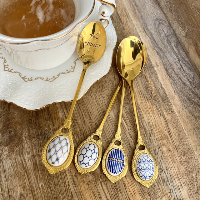 Cuillère dorée insert porcelaine 