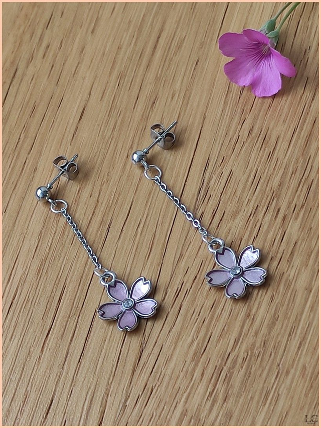 Clous d&#039;oreilles fleur en émail rose