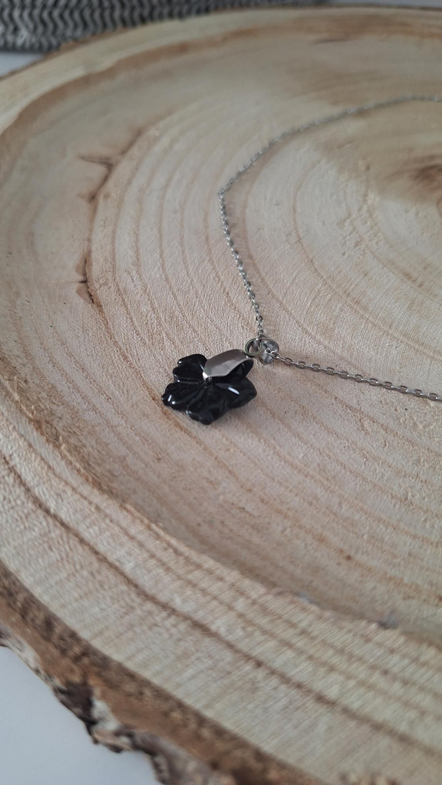 Collier argenté fleur hibiscus noire