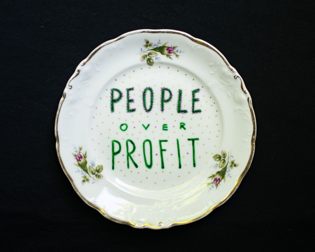 Buntowniczy talerz "People over profit"