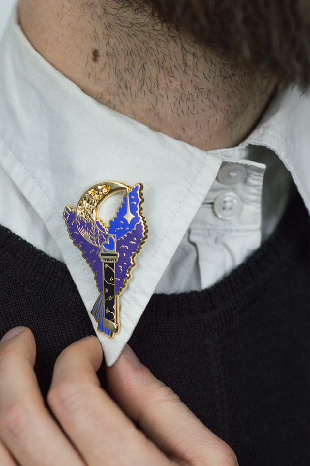 Pin's faucille LUNE FLEURIE