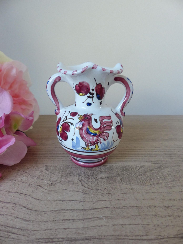 Vase miniature Deruta décor coq et fleurs rouges, petit vase coq en céramique peint main poterie d'art Italie, décoration maison de campagne