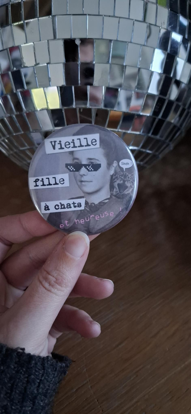 Badge Vieille fille à chat