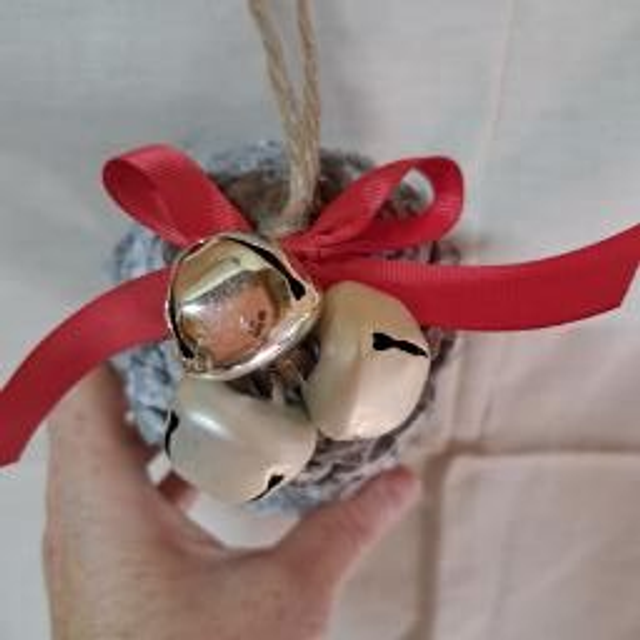 Magie de Noël: Décoration de Noël artisanale en pomme de pin