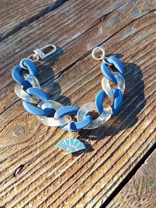 Bracelet gros maillons acrylique Svarna Pankh - Éventail doré