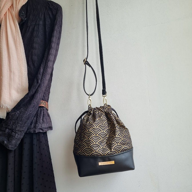 Baluchon "Nami" noir doré & simili cuir noir