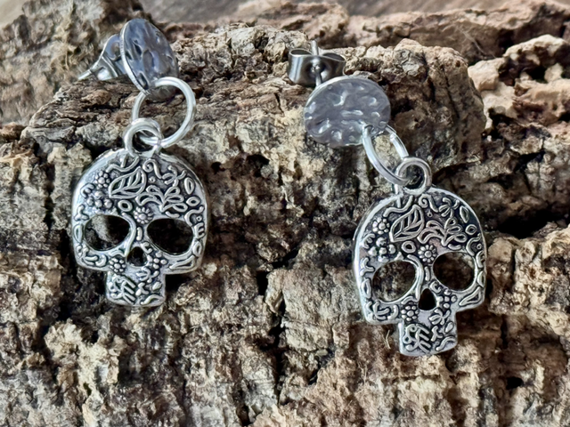 Pretty skull earrings