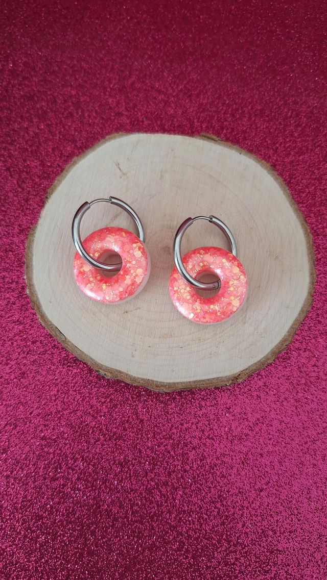 Créoles argentées rond corail/blanc