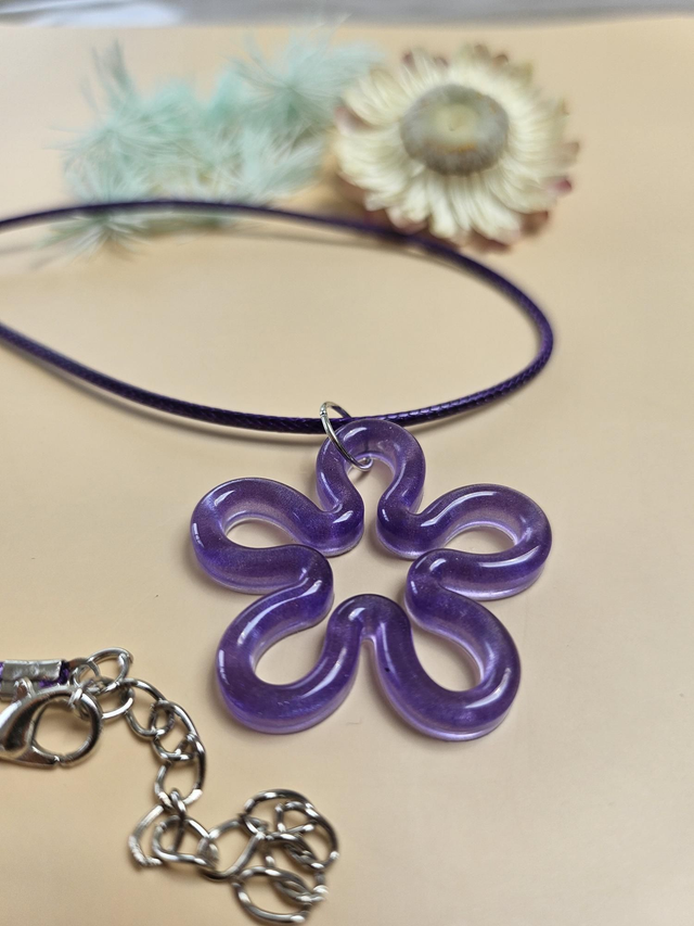 Pendentif en résine - Grande fleur violette 2