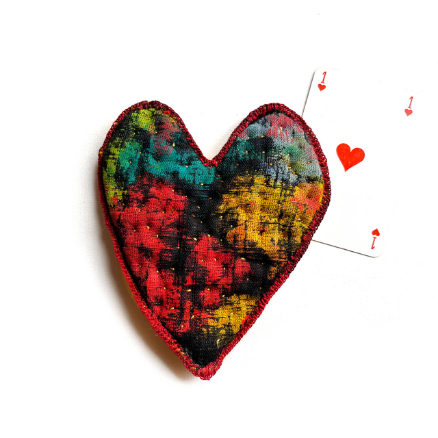 Cœur textile peint puis brodé 