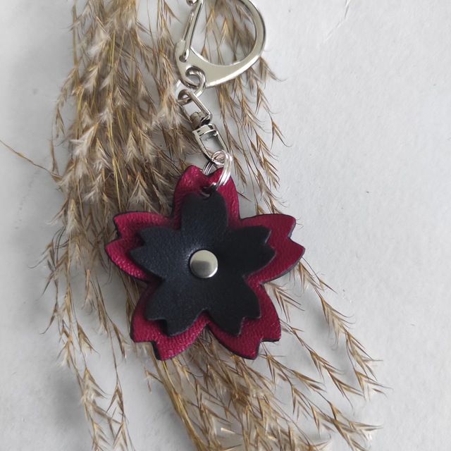 Porte clés fleur en cuir 