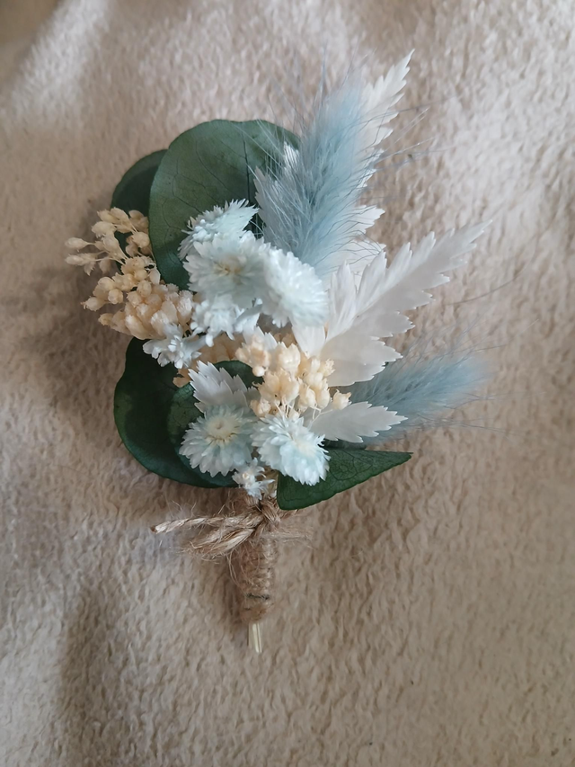 Boutonnière bleu pâle et blanc