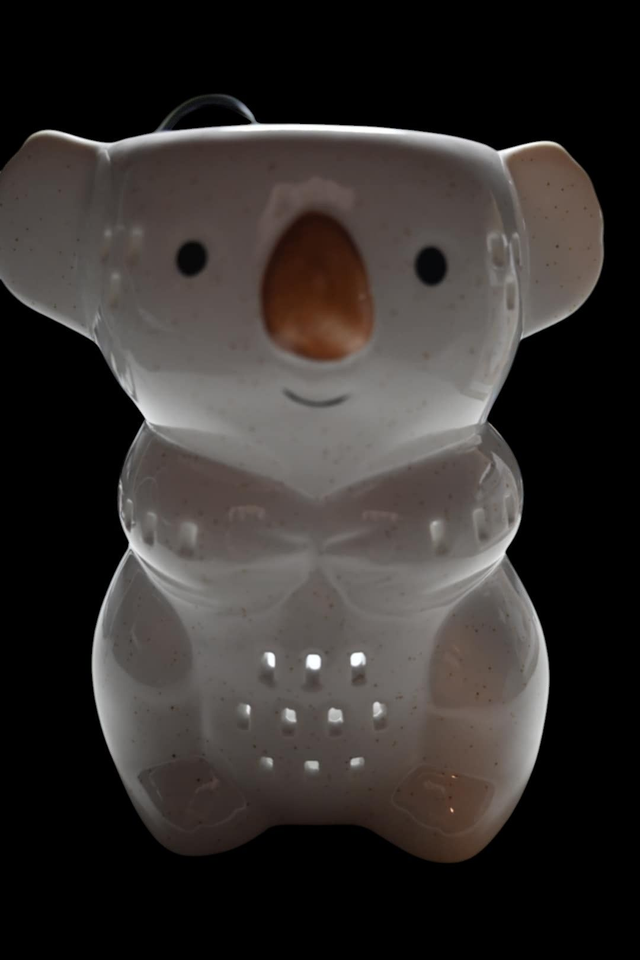 Brûle-parfum en céramique blanche en forme de koala.