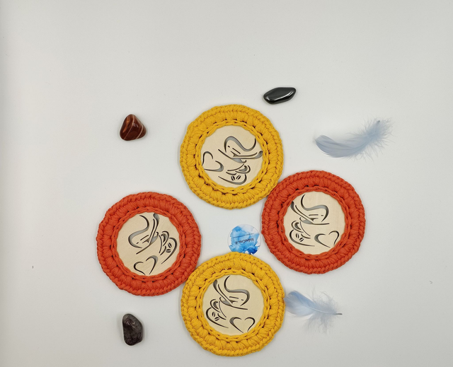 Lot de deux dessous de tasse ou verre crocheté jaune ou orange, lot de dessous de verre en bois sculpté