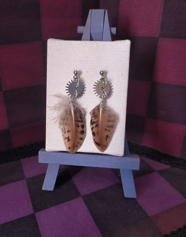 Clous d'oreilles argenté plumes de paon orange et breloques