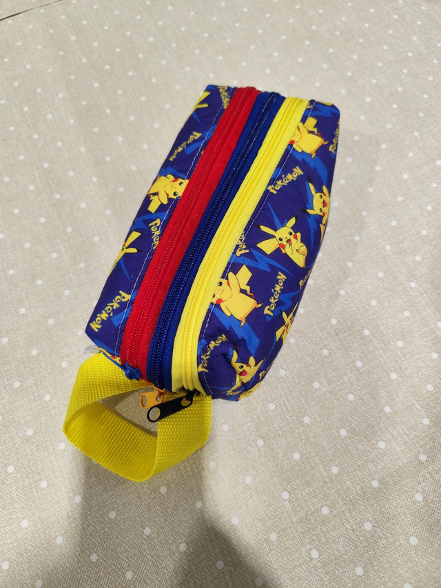 Estojo escolar triplo Pokémon 