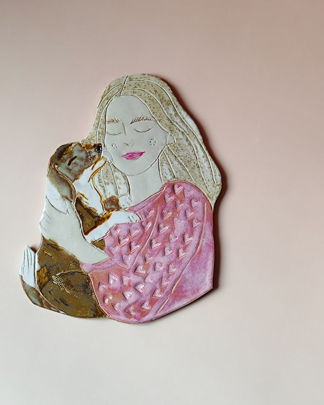 Blondwłosa kobieta tuląca psa