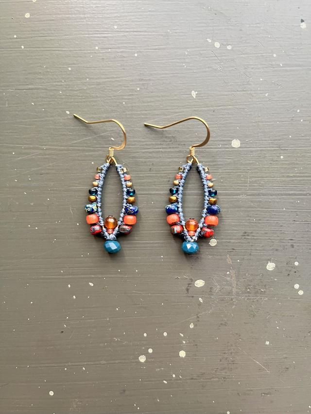 Boucles d&#039;oreille en macramé et perles bleu vert et orange 