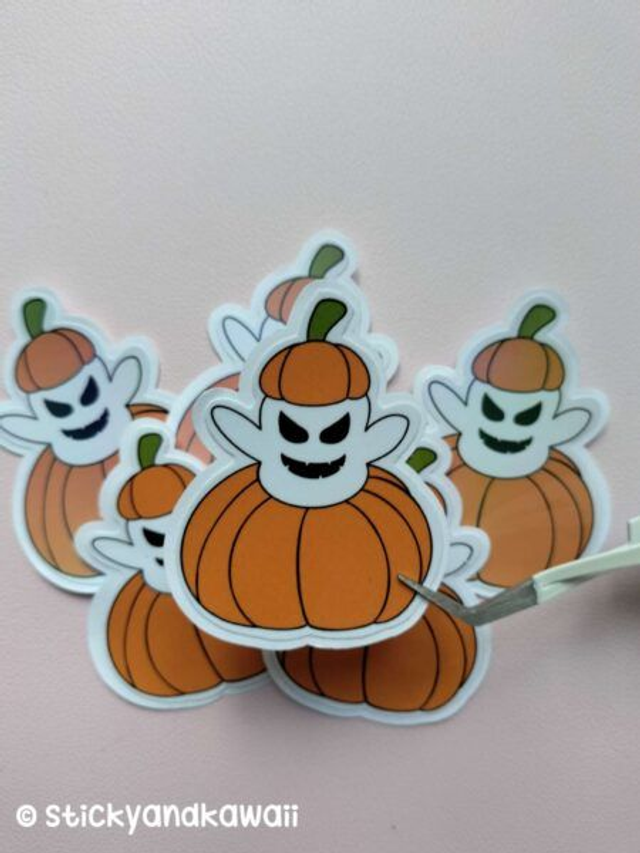 Fantôme qui sort de sa citrouille