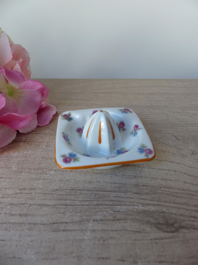 Ancien petit presse agrumes en porcelaine de Limoges France, presse citron avec fleurs bleues et roses, décoration table apéro dinatoire