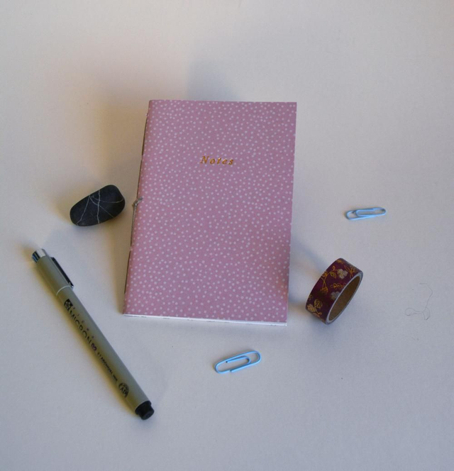 Petit cahier rose à points blancs