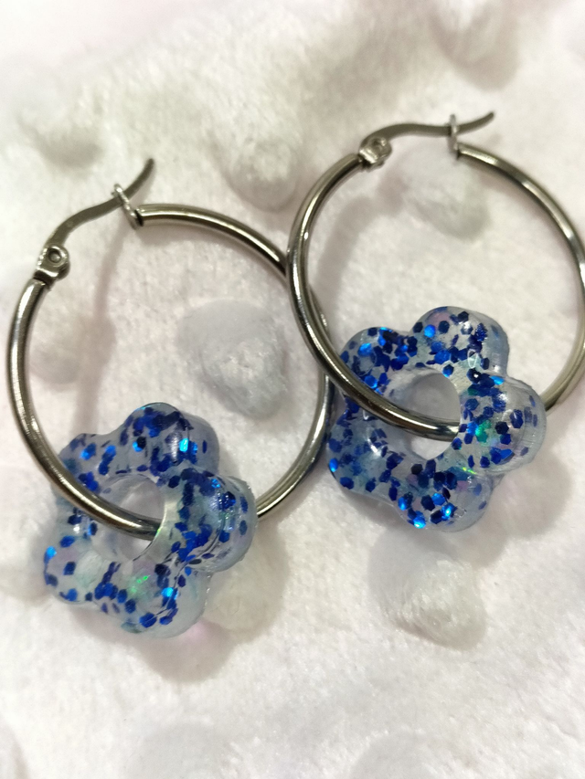 Créoles fleurs transparentes et paillettes bleues