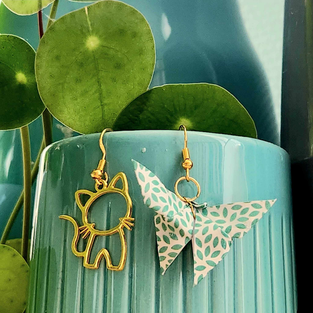 • LES DIFFÉRENTES – boucles d&#039;oreilles asymétriques en origami