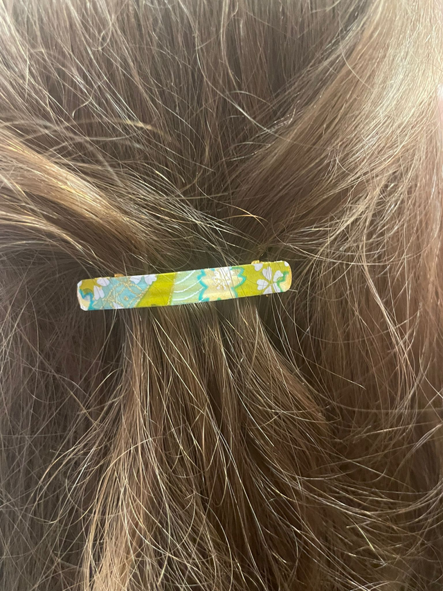 Petite Barrette en Papier Japonais – Élégance et Lumière