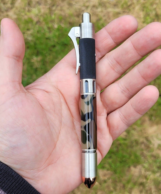Stylo Revolver en résine camouflage avec mallette
