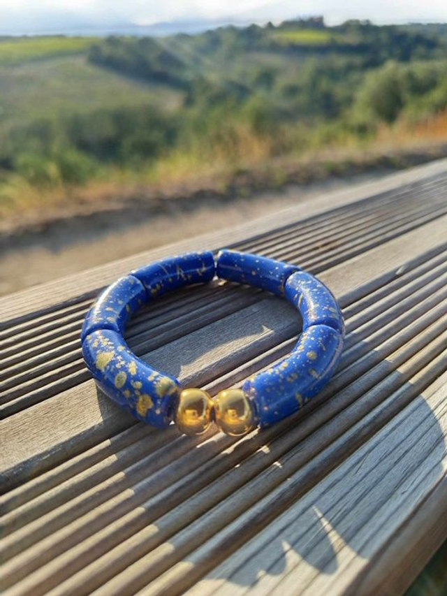 Bracelet perles tubes incurvées acryliques tâchetées Khazaana bleu nuit