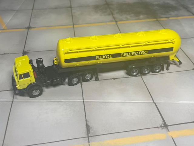 KAMAZ 4310 Gefahrengut / ätzende Flüssigkeit 1/87 