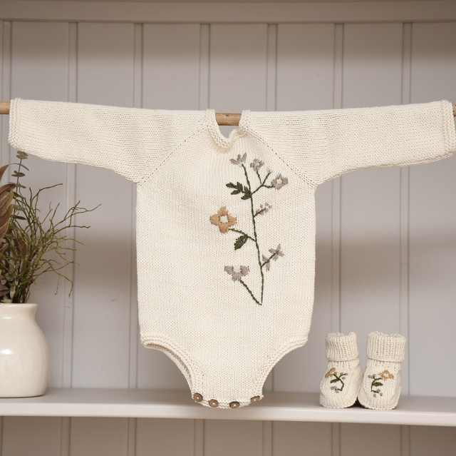 Premium Babystrampler langarm „Vintage Blümchen“ Stickerei 2-5 Monate