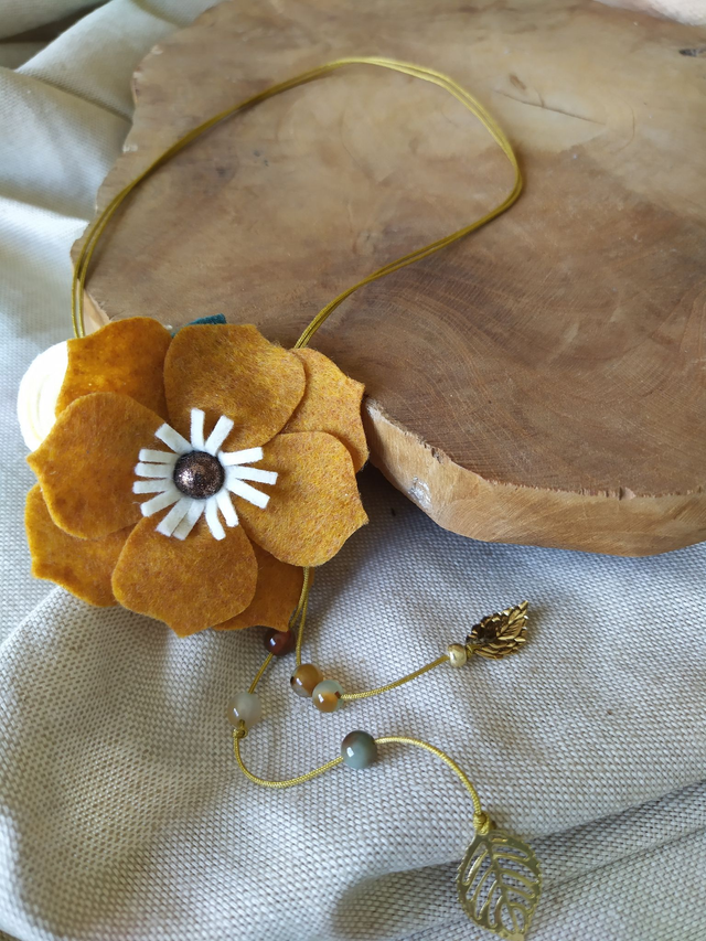 Collier lacet fleur feutrine Dryade ocre
