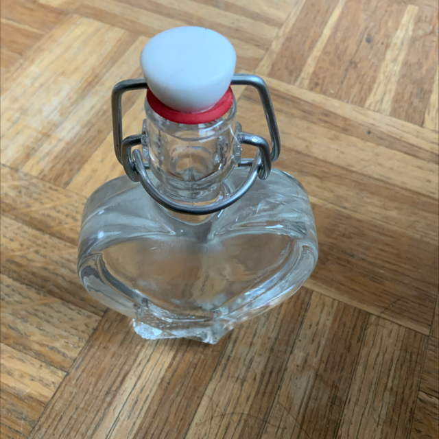 Holler Schnaps in Herzflasche