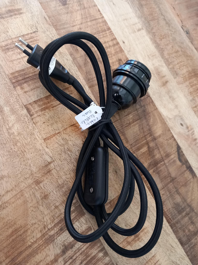 Câble électrique en textile noir