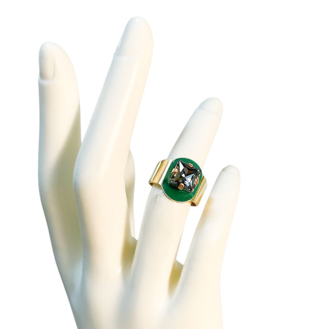 Anello tondo con smalto verde e pietra quadrata grigia