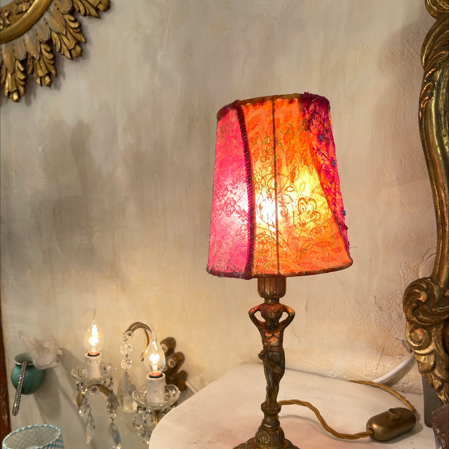 Tischleuchte Bronze antik Junge mit handgenähtem Schirm