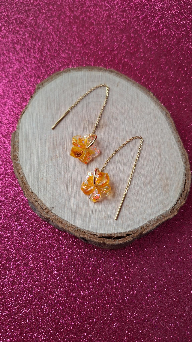 Boucles d'oreilles à enfiler dorées hibiscus paillettes Corails/blanches et encre à alcool dorée/orangée