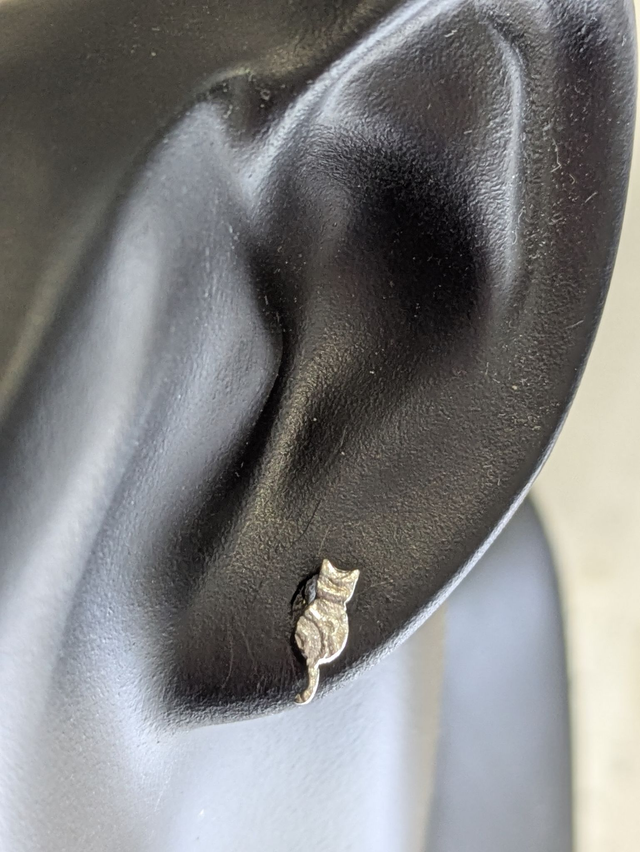Medium Sitting Cat Earrings