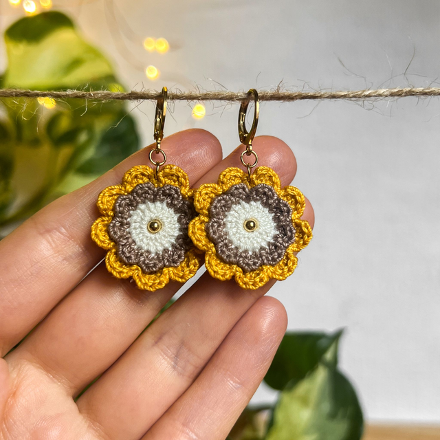 Boucles d’oreilles fleurs Corolles ~ M ~ Jaune / Taupe