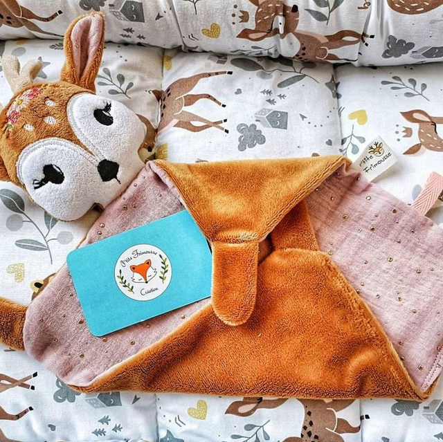 Commande biche brodée prénom et fleur x2 pour héloïse