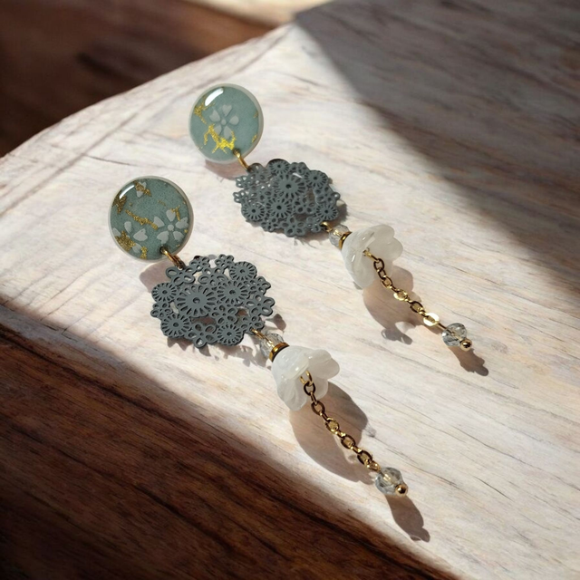 Boucles d'oreilles pendantes motifs japonais gris