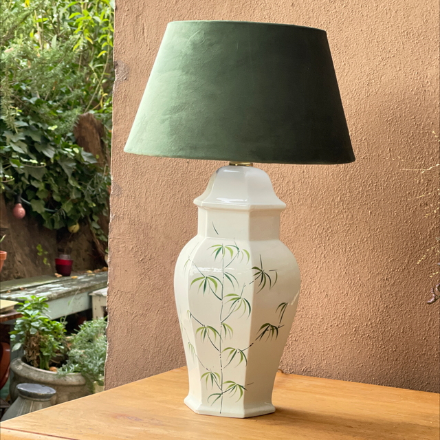 Tischleuchte aus Keramik weiss inclusive grünem Samtschirm 