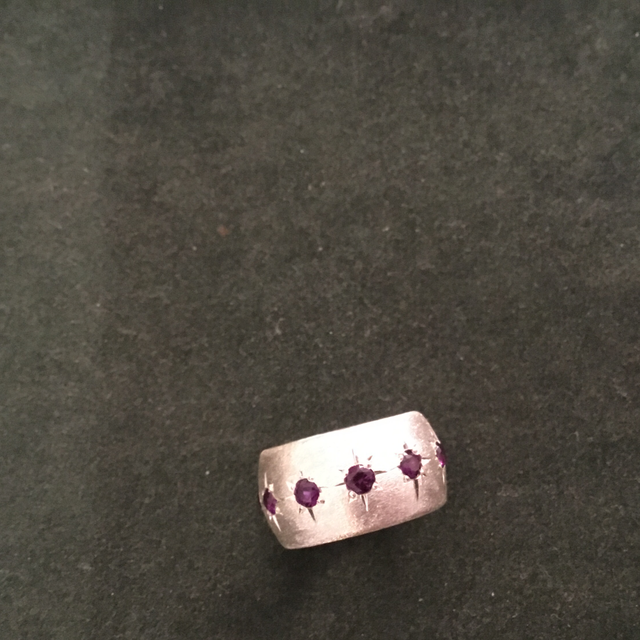 Anello argento fascia zirconi viola