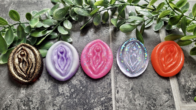 Vulva Ornaments – Various colours &amp; designs