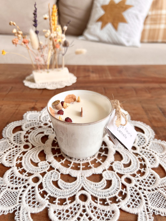 ✨ Bougie Cannelle - tasse à café "liseré doré"