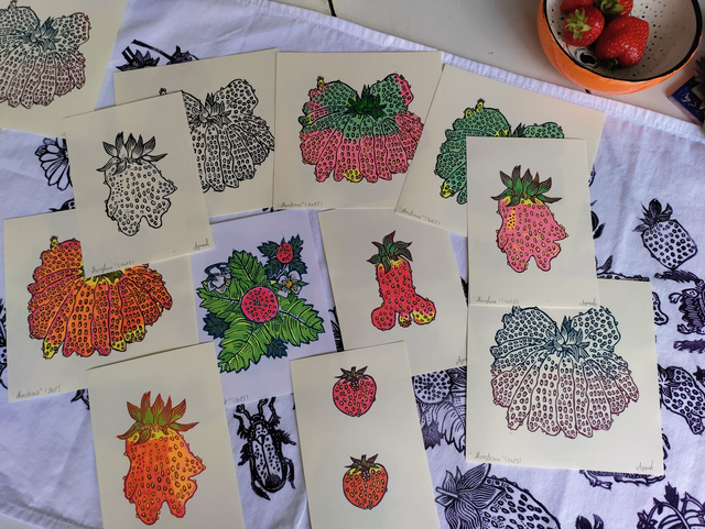 impression linogravure fraises étranges "fraise debout " impression et feutre 10X14.5 cm