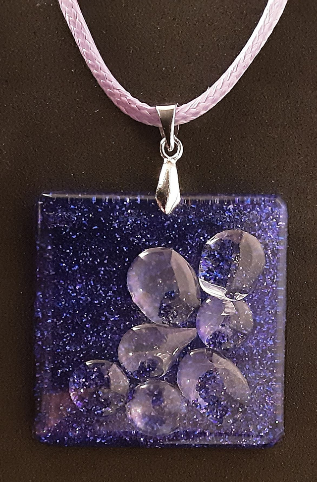 Pendentif petit carré collection Mouna paillette violet pailleté et gouttes