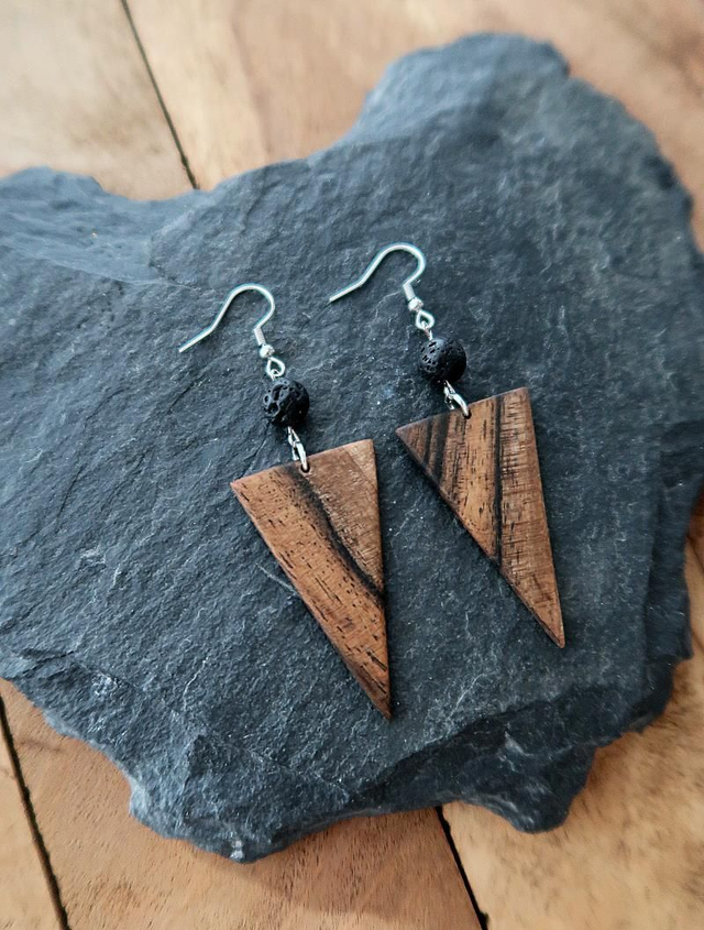 Holzohrringe mit einzigartiger Maserung und Lavastein