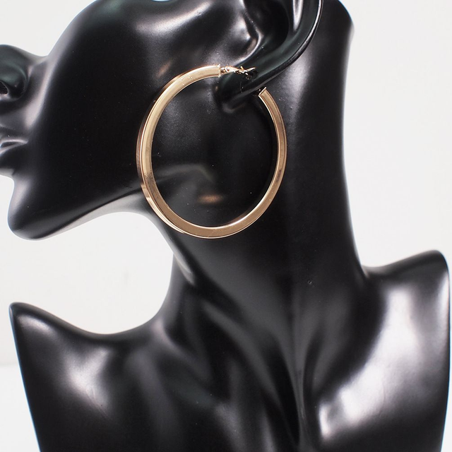 Brincos de argola ⭕ dourada em metal não aço, formato de tubo quadrado.